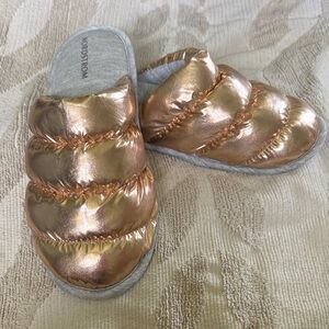 NWOT Nordstrom Womens Metallic Rose Gold Slippers Size L 9-10 memory foam